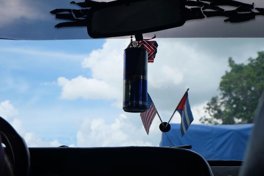 Bandera de Cuba y de Estados Unidos en un coche.