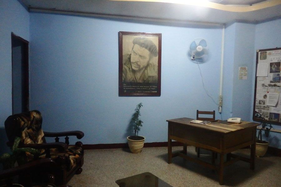  Sin computadoras, pero con el Che: los burós cubanos podrían estar sacados de Mortadelo y Filemón.